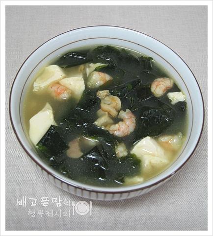 시원하고 진한 국물맛~ 순두부 미역국.