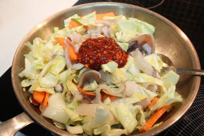 입맛없을땐 매콤한 ..오징어 덮밥어떠세요.