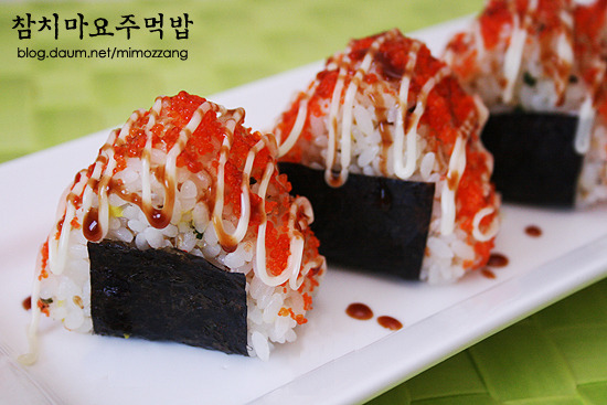 날치알 옷을 입은 참치마요주먹밥|
