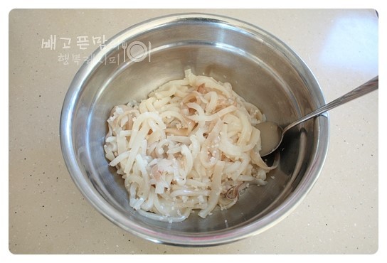혼자보다 둘이 좋아!! 무말랭이 넣고 만든 오징어젓 | 인스티즈